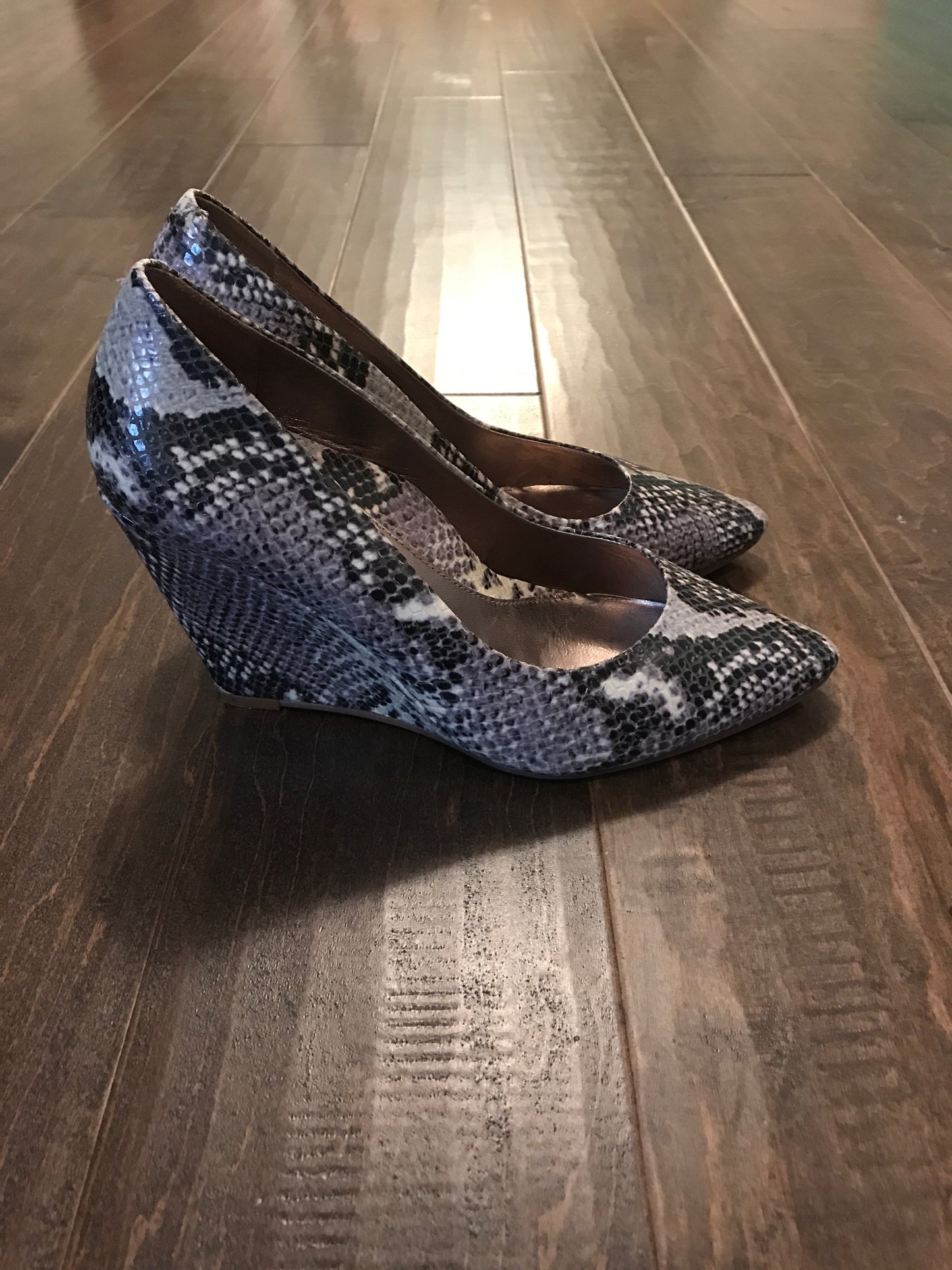 Dana Davis Snakeskin Wedge Heels: Sz 7.5