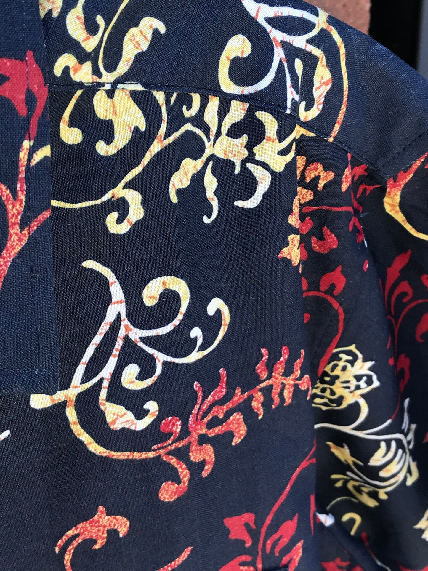 Men’s Navy Printed Buttoned Shirt! Size M