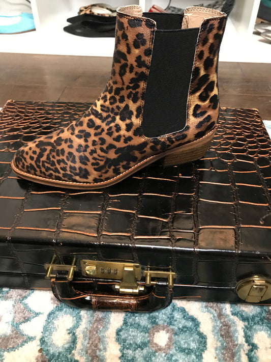 Leopard Chelsea Booties! Sizes 6-10